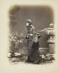 Japán nő a hóban (kézzel színezett fekete-fehér fotó)