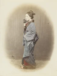 Japán nő hagyományos ruhában (kézzel festett fekete-fehér fotó)