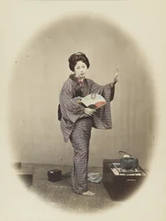 Japán nő hagyományos ruhában (kézzel festett fekete-fehér fotó)