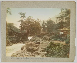 Teaház a Daiya folyón, Nikko közelében, Japán (kézzel színezett fekete-fehér fotó)