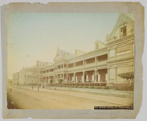 A Grand Hotel Jokohamában, Japánban (kézzel színezett fekete-fehér fotó)