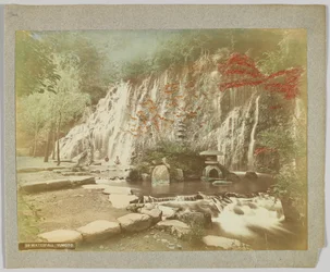 Vízesés, Yumoto, Kanagawa prefektúra, Japán (kézzel színezett fekete-fehér fotó)
