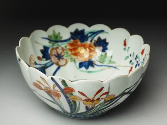 Tál hornyolt oldalakkal, csipkézett peremmel, ko-Imari edény, 1770-20 körül (kék alámázzal és felülmáz zománcozott cserépedény)