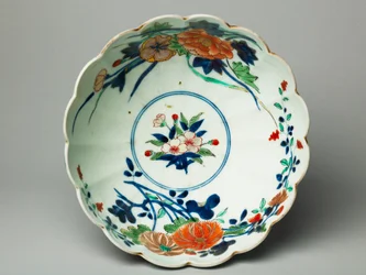 Tál hornyolt oldalakkal, csipkézett peremmel, ko-Imari edény, 1770-20 körül (kék alá- és mázzománcozott cserépedény) (lásd még: 117721)