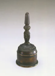 Buddhista rituális harang, Kamakura-korszak, 1185-1333 (kerámia)