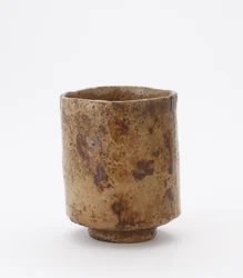 Hengeres teástál felirattal, ismeretlen Raku edényműhely, Teástál (tsutsu chawan)