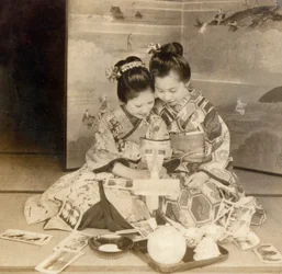 Japán lányok sztereoszkópos nézőt használnak sztereografikus kártyákkal, 1899