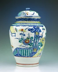 Kakiemon zománcokkal díszített tégely és fedele, 1680 körül (porcelán)