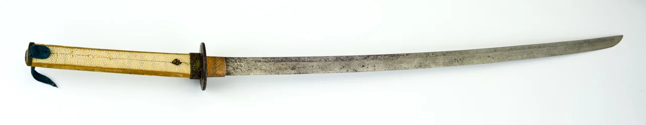 Katana vagy kard (acél, réz, sárgaréz, rájabőr, fa és szövet)
