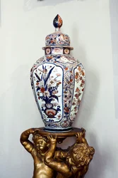 Nagy japán váza fedővel az Edo időszakból, Genroku korszakból. 1688-1703. Maria Brignole lakásai Eladó (Brignole-Sale) De Ferrari, de Galliera hercegnő (1811-1888), a bútorok a Hotel Matignonból, párizsi rezidenciájából származnak. Palazzo Rosso, Gen