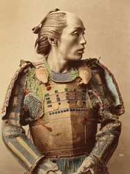Egy teljes páncélzattal felfegyverzett ójapán szamuráj portréja, 1890