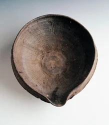 Kőedény konyhai edény ételek darálásához és keveréséhez (Suribachi), Bizenben gyártott, 11,5 cm magas és 33,5 cm átmérő, japán civilizáció, Momoyama korszak