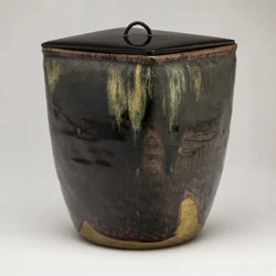 Takatori-Ware Water Jar (Mizusashi) (mázas kőedény lakk tetővel)