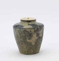 Tea caddy fazettált oldalakkal, katatsuki típusú, Kumamoto prefektúra, Edo-korszak, 18. század vége-19. század (kőedény rizsszalma-hamu mázzal)