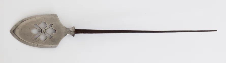 Yanone (nyílhegy) lapos típusú (hirane) áttört Hanabishi-mintával (acél)