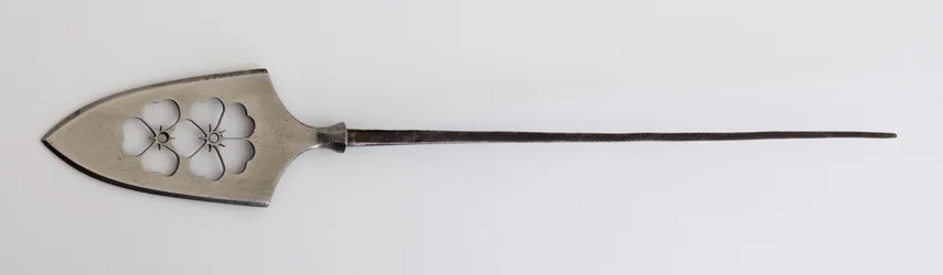 Yanone (nyílhegy), lapos típusú (hirane), áttört cseresznyevirággal (acél)