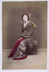 Fiatal lány kimonóban, 1860-70 körül (kézzel színezett fotó)