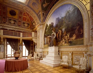 Chateau de Dampierre bálterem Ingres freskóival és Minerva kolosszális szobrával, Franciaország