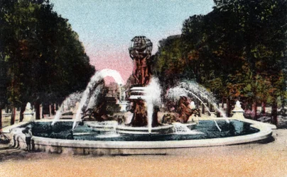 Párizs: kilátás a világ négy részének (négy világrész) szökőkútjára, vagy az obszervatórium vagy a Carpeaux szökőkútra a Place Camille Jullian, Jardin du Luxembourgban, amelyet 1867 és 1874 között épített Gabriel Davioud építész ( 1824