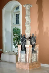 Anne szívének emlékműve, Montmorency ura, akkori első hercege (1493-1567), Franciaország összekötője, az igazságosság, a béke és a bőség allegóriáival. Jean Bullant (1515/1520-1578), Martin Lefort (1562-158 között ismert) bronzszobra és fehér márvány
