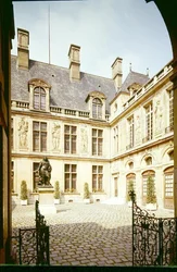 Kilátás az 1545 körül épült Hotel Carnavalet Cour dHonneur-ére