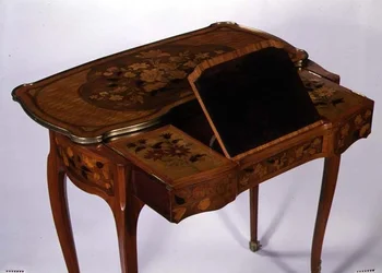 Mechanikus íróasztal, 1760 körül (furnérozott tölgy és aranyozott bronz)