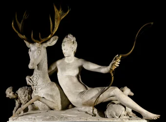 Diana, a vadásznő és a szarvas. A modell Diane de Poitiers, Valentinois hercegnéje (1499-1566) volt, és a művet az anet-i kastély szökőkútjához tervezték. Jean Goujon (1510-1565) szobra, 16. század. Párizs, Louvre Múzeum