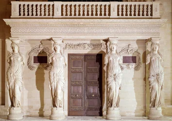 Reneszánsz építészet: a kariatidák erkélye. Jean Goujon (1510-1567) kőszobra, 16. század, Párizs, Louvre Múzeum