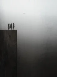 Három sziluett a ködös horizonton