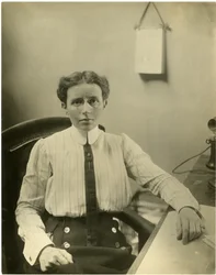 Dr. Josephine Baker, a New York-i Cy állam Egészségügyi Osztályának Gyermekhigiénés Osztályának vezetője több gyermek egészségét felügyeli, mint bármely más nő a világon, 1917-1919 körül (zselatin ezüst fotó)