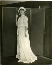 Franklin Suvoir ?, Nyári hálóing marquisette-ből és csipkéből, 1905-1911 körül (zselatin ezüst fotó)