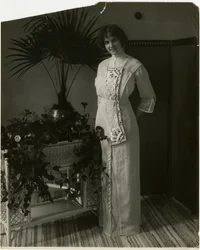 Szürke török anyag fekete-fehér hímzéssel, Lord & Taylor, kb. 1905-18