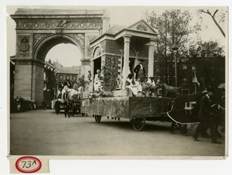 Történelmi Parade Colonial Home Float No 27