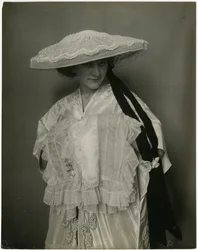 Jumble Bros ?, Fehérnemű sapka és muff, 1905-1911 körül (zselatin ezüst fotó)