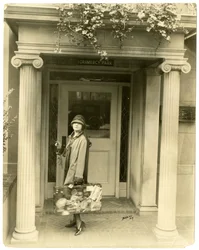 Mabel Herbert Urner, a Helen & Warren szerzője készen áll az európai utazásra, 1905-40 körül (zselatin ezüst fotó)