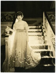 Mrs. Frank G Logan Chicagóból, művészetpártoló, 1931-34 körül (zselatin ezüst fotó)