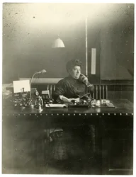 Ms. Chas Netcher Chicagóból, az egyik legnagyobb bolt tulajdonosa, az ottani Boston Store Most újra férjhez ment, keresse meg, hogy megváltozott a neve Mollie Alpiner Netcher Newbury, 1905-1918 körül (zselatin ezüst fotó)