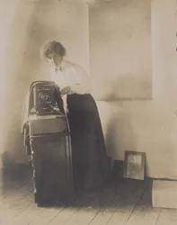 Lillian Baynes Griffin portréja fényképezőgépével, 1905-10