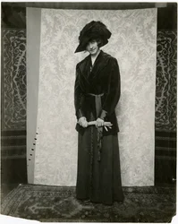 Piros bársony öltöny harmonika redős szoknyával, Arnold & Constable, 1905-1918 körül (zselatin ezüst fotó)