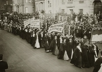 Nők akadémiai ruhában masíroznak egy választójogi felvonuláson New Yorkban, 1910
