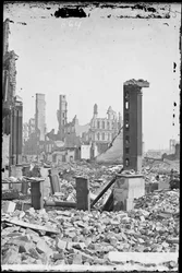 Kilátás a Dearborn és a Monroe Streets délnyugati sarkából, a háttérben a Grand Pacific Hotelvel és az előtérben a Honore blokk romjaival az 1871-es chicagói tűzvész után, 1871 körül.