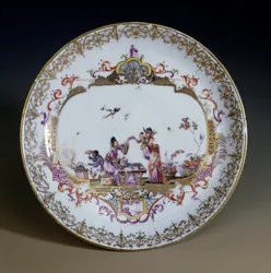 Német művészet: meisseni porcelán. Chinoiserie képviselő ázsiai karakterek iszik a teát. Johann Gregor Hoeroldt (vagy Herold 1696-1775) által díszített csészealj, 1730 körül. Párizs, Dekoratív művészetek