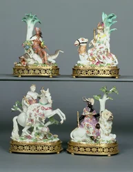 A négy kontinenst ábrázoló négy meisseni csoport, XVI. Lajos-kori aranyozott bronzzal szerelve, Johann Joachim Kändler (1706-75) mintázta, 18. század közepe