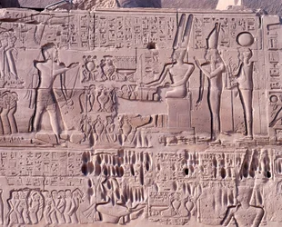 Egyiptom, Régi Théba, Luxor, Karnak-templomkomplexum, Amun-Re körzet, Nagy Hypostyle Csarnok, Északi fal, Dombormű I. szeti háborús jelenetekkel Szíriában és Palesztinában, részlet istenek felajánlásával