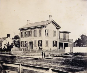 Abraham Lincoln Springfield, Massachusetts Home előtt pózol, 1860-1870 körül (albumnyomat)
