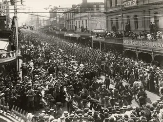 A 12. zászlóalj, AIF, a városon keresztül menetel a tengerentúli szolgálatra való indulás előtt, Hobart, Tasmánia, 1914. október 14.