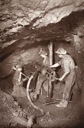 Sziklafúró vég, East Pool bánya, illusztráció a „Mongst bányák és bányászok, vagy a Flash-Light Underground Scenes” című művéből, J.C. Burrows és William Thomas, pub. 1893 (szépia fotó)