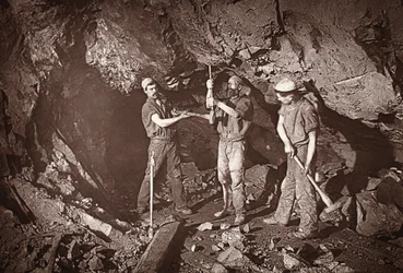 Boring an Upper, East Pool Mine, illusztráció a „Mongst mines and miners, or Underground Scenes by Flash-Light” című művéből, J.C. Burrows és William Thomas, pub. 1893 (szépia fotó)