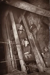 Fellépés a Dolcoathban, illusztráció a „Mongst mines and miners, or Underground Scenes by Flash-Light” című művéből, J.C. Burrows és William Thomas, pub. 1893 (szépia fotó)
