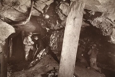Heave, nyugat felé nézve, Blue Hills bánya, illusztráció a „Mongst bányák és bányászok vagy Underground Scenes by Flash-Light” című művéből, J.C. Burrows és William Thomas, pub. 1893 (szépia fotó)